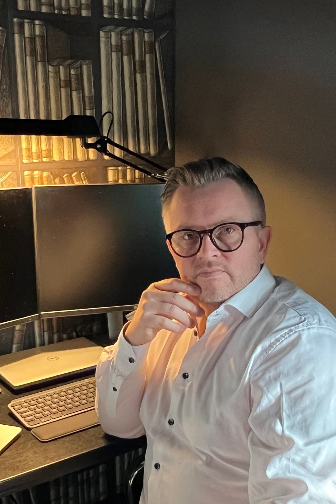 Bilde av Terje Wårheim sittende ved en pult foran en PC