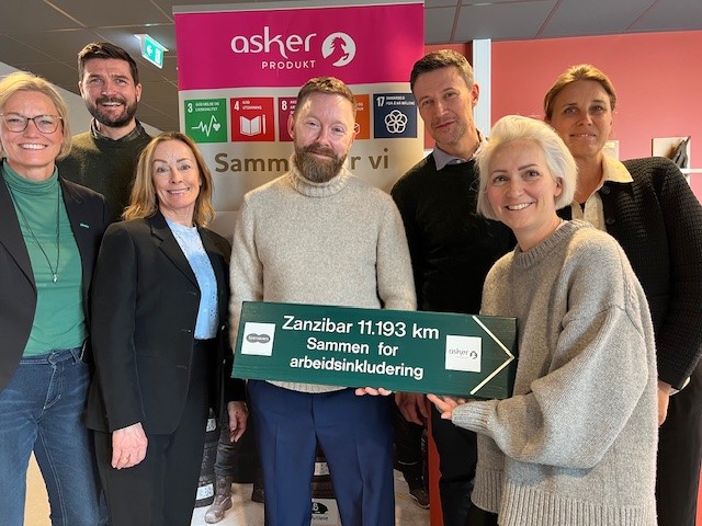 Delegasjonen fra Specsavers og daglig leder ved Asker Produkter Britt Erlandsen Villa